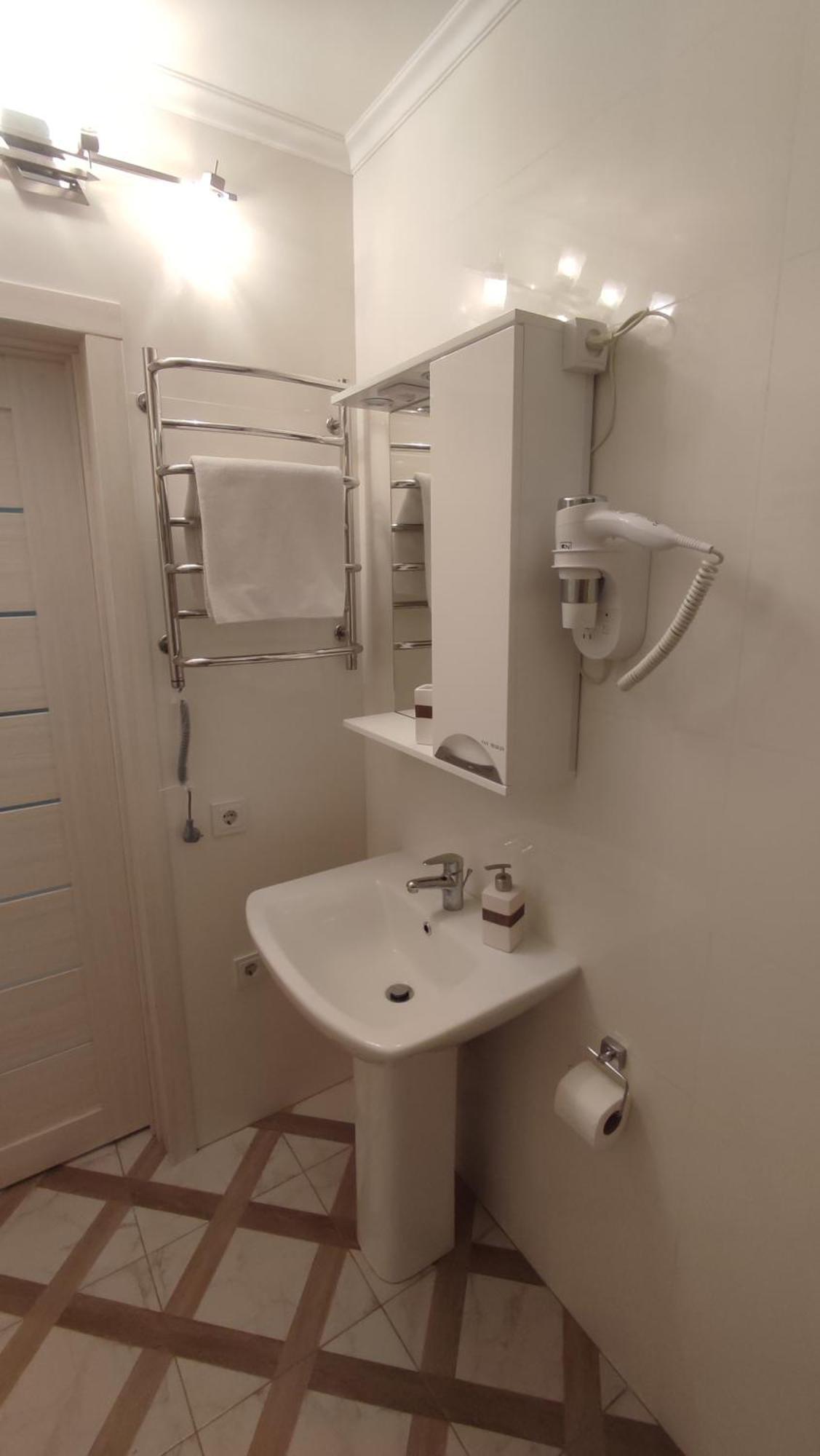 Сонячна Мансарда Apartment Kamianets Podilskyi Bagian luar foto